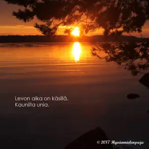 Kesäinen auringonlasku järven yllä