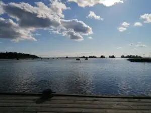 Joensuun joen rantaa kesällä, Hyvänmielenpaja